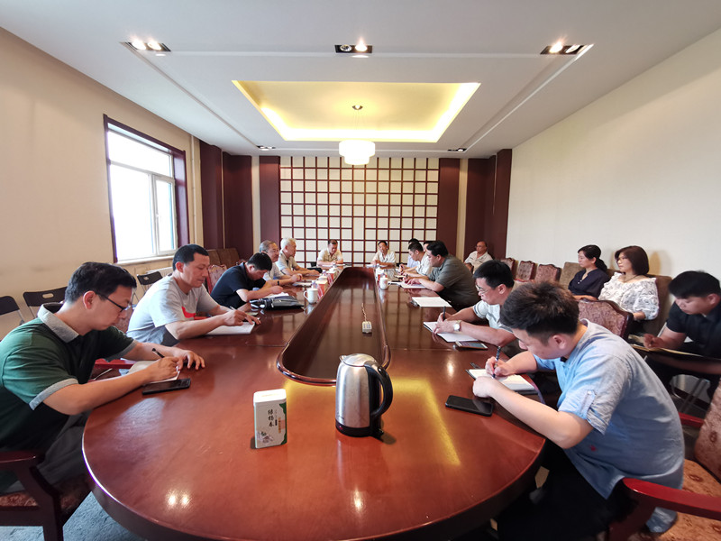 图为：刘英华一行召开公司中层以上干部座谈会_副本.jpg