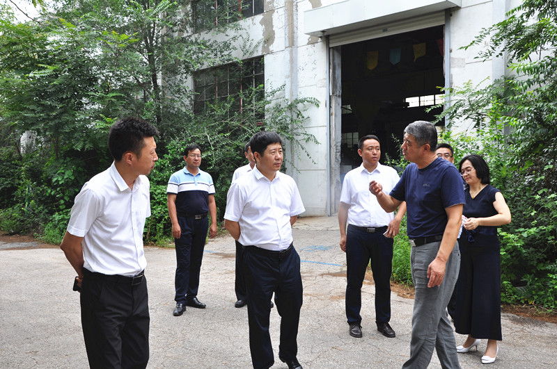 王总深入一线了解公司情况-何京馨摄_副本.jpg